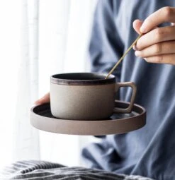 House Of Husk® Keramieke Kop En Schotel Set - Koffiekopjes - Theemokken - Koffiemokken - 250 Ml - Bruin Aardewerk -Beste Bestek Winkel 1161x1200 4