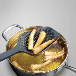 Joseph Joseph Scoop Plus Vergietlepel - Schuimspaan - Frituurschep 14 Joseph Joseph Scoop Plus Vergietlepel - Schuimspaan - Frituurschep -Beste Bestek Winkel 1188x1200 2