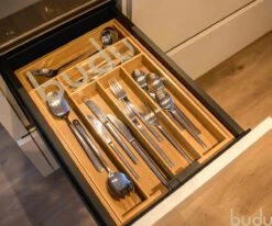 Budu Uitschuifbare Bamboe Bestekbak #45 (45 Cm Diep) - Bestekcassette Hout - Besteklade - 45 X 30,6 - 50 Cm - 6/8 Vakken 17 Budu Uitschuifbare Bamboe Bestekbak #45 (45 Cm Diep) - Bestekcassette Hout - Besteklade - 45 X 30,6 - 50 Cm - 6/8 Vakken -Beste Bestek Winkel 1200x1000 4