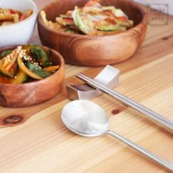 House Of Husk 1 Persoons Chopstick Lepel Set - 1 Paar Metalen Koreaanse Eetstokjes - Inclusief Eetlepel En Houder - RVS - Metaal - Eetstokjes - Koreaans - Vaatwasserbestendig - Sushi Chopsticks - Noodles - Zilver -Beste Bestek Winkel 1200x1200 315