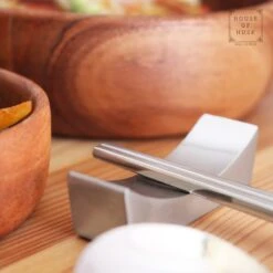House Of Husk 1 Persoons Chopstick Lepel Set - 1 Paar Metalen Koreaanse Eetstokjes - Inclusief Eetlepel En Houder - RVS - Metaal - Eetstokjes - Koreaans - Vaatwasserbestendig - Sushi Chopsticks - Noodles - Zilver -Beste Bestek Winkel 1200x1200 317