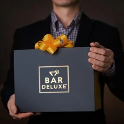 BarDeluxe® Whiskey Glazen - Whiskey Set - 4 Stuks - Whiskeyglazen - Whiskey Cadeauset - Handgemaakt - 100% Kristal - Whiskey Gift Set - Inclusief Unieke IJsblokjesvorm & Luxe Bewaardoos -Beste Bestek Winkel 1200x1200 422