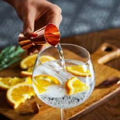 BarDeluxe® Gin Tonic Glazen - Gin Tonic Geschenkset - Handgeblazen - Gin Glazen - 2 Stuks - Gin Set - Kristal - Inclusief 2 Gin Glazen, Gin Tonic Lepel, Maatbeker, 2 RVS Rietjes & Receptenboekje -Beste Bestek Winkel 1200x1200 517