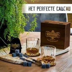 Whisiskey Luxe Whiskey Set - Incl. 2 Whiskey Glazen, 8 Whiskey Stones, 2 Onderzetters, Fluwelen Opbergzak, Opbergbox - Whisky Geschenkdoos - Glas - Herbruikbare IJsblokjes - Cadeau Voor Man & Vrouw -Beste Bestek Winkel 1200x1200 527