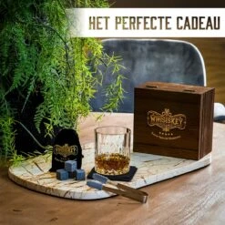 Whisiskey Luxe Whiskey Set - Incl. Whiskey Glas, 4 Whiskey Stones, Onderzetter, Ijstang, Fluwelen Opbergzak, Opbergbox - Whisky Geschenkdoos - Accessoires - Herbruikbare IJsblokjes - Cadeau Voor Man & Vrouw -Beste Bestek Winkel 1200x1200 592