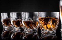 VDN Edam Whiskey Glazen Set Handgeblazen - 4 Whiskeyglazen – Tumbler - Loodvrij Kristal Glas 19 VDN Edam Whiskey Glazen Set Handgeblazen - 4 Whiskeyglazen – Tumbler - Loodvrij Kristal Glas -Beste Bestek Winkel 1200x784