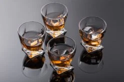 VDN Edam Whiskey Glazen Set Handgeblazen - 4 Whiskeyglazen – Tumbler - Loodvrij Kristal Glas 14 VDN Edam Whiskey Glazen Set Handgeblazen - 4 Whiskeyglazen – Tumbler - Loodvrij Kristal Glas -Beste Bestek Winkel 1200x799 29