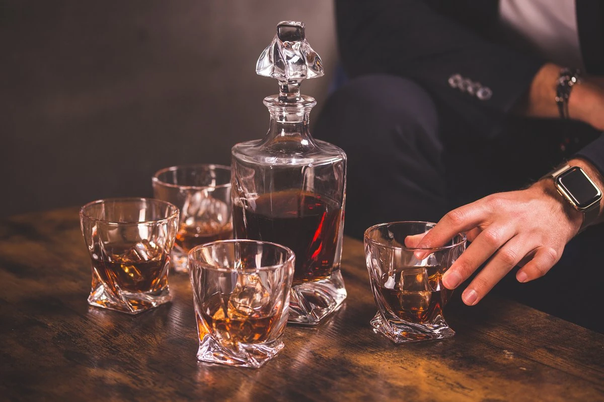 VDN Edam Whiskey Glazen Set Handgeblazen - 4 Whiskeyglazen – Tumbler - Loodvrij Kristal Glas 6 VDN Edam Whiskey Glazen Set Handgeblazen - 4 Whiskeyglazen – Tumbler - Loodvrij Kristal Glas - Afbeelding 4