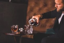 VDN Edam Whiskey Glazen Set Handgeblazen - 4 Whiskeyglazen – Tumbler - Loodvrij Kristal Glas 16 VDN Edam Whiskey Glazen Set Handgeblazen - 4 Whiskeyglazen – Tumbler - Loodvrij Kristal Glas -Beste Bestek Winkel 1200x799 31