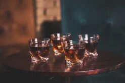 VDN Edam Whiskey Glazen Set Handgeblazen - 4 Whiskeyglazen – Tumbler - Loodvrij Kristal Glas 17 VDN Edam Whiskey Glazen Set Handgeblazen - 4 Whiskeyglazen – Tumbler - Loodvrij Kristal Glas -Beste Bestek Winkel 1200x799 32