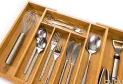 Budu Uitschuifbare Bamboe Bestekbak #33,5 (33,5 Cm Diep) - Bestekcassette Hout - Besteklade - 33,5 X 28 - 45 Cm - 5/7 Vakken 13 Budu Uitschuifbare Bamboe Bestekbak #33,5 (33,5 Cm Diep) - Bestekcassette Hout - Besteklade - 33,5 X 28 - 45 Cm - 5/7 Vakken -Beste Bestek Winkel 1200x828