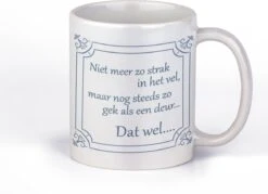 Mok Bedrukt Met Tekst | Niet Meer Zo Strak In Het Vel | Cadeaumok Voor 40 - 50 - 60 - 70 Jaar | Verjaardagsmok Abraham | Cadeau Voor Man | Kado Voor Vrouw | Sarah | Grappige Tekstmok | Hollands Tegeltje