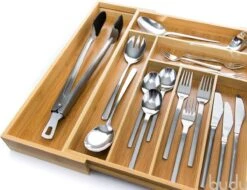 Budu Uitschuifbare Bamboe Bestekbak #43 (43 Cm Diep) - Bestekcassette Hout - Besteklade - 43 X 32,2 - 53 Cm - 6/8 Vakken -Beste Bestek Winkel 1200x923 2