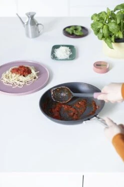 Brabantia Tasty+ Opscheplepel Plus Schraper - Grape Red -Beste Bestek Winkel 799x1200 1