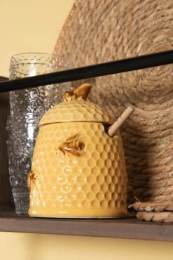 Clayre & Eef Honingpot Met Lepel Ø 11x14 Cm Geel Keramiek Rond Bijen Voorraadpot Deksel Bewaarpot Opbergpot 9 Clayre & Eef Honingpot Met Lepel Ø 11x14 Cm Geel Keramiek Rond Bijen Voorraadpot Deksel Bewaarpot Opbergpot -Beste Bestek Winkel 801x1200
